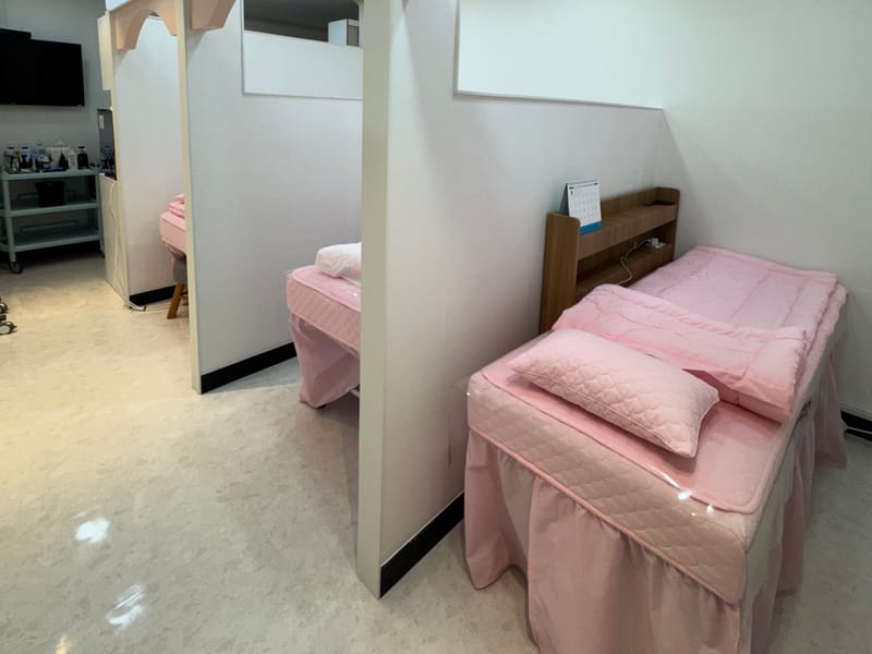 궁한의원 치료 베드 — 칸막이로 나뉜 치료 베드
