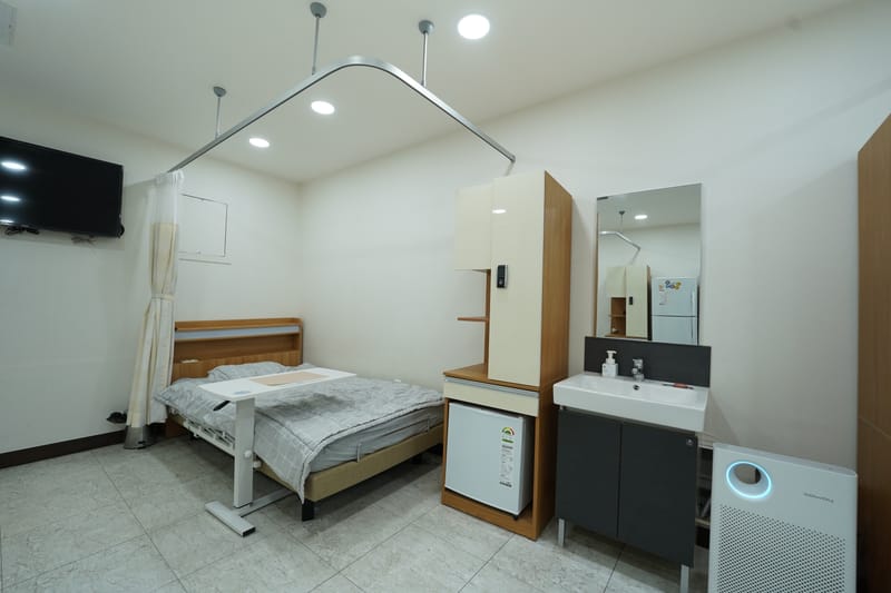 궁한의원 입원실 침대와 세면대